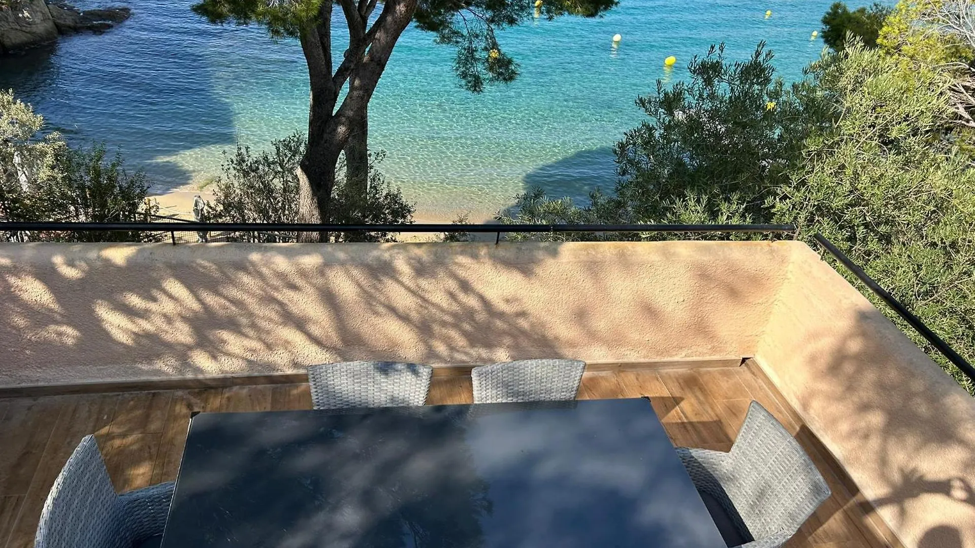 Exceptional Appartment Right On The Beach Ρόζες